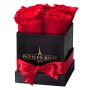 Eckige Rosenbox in Schwarz mit Schleife und 4 roten Rosen als Blumenstrauß.