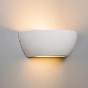 Moderne, weiße QAZQA Wandleuchte Hiske mit Lichteffekt nach oben und unten.