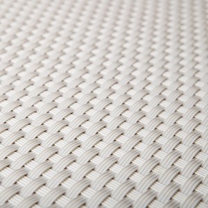 Detailaufnahme: Weißer NYVI Balkon Sichtschutz aus Polyrattan, geflochtene Optik.