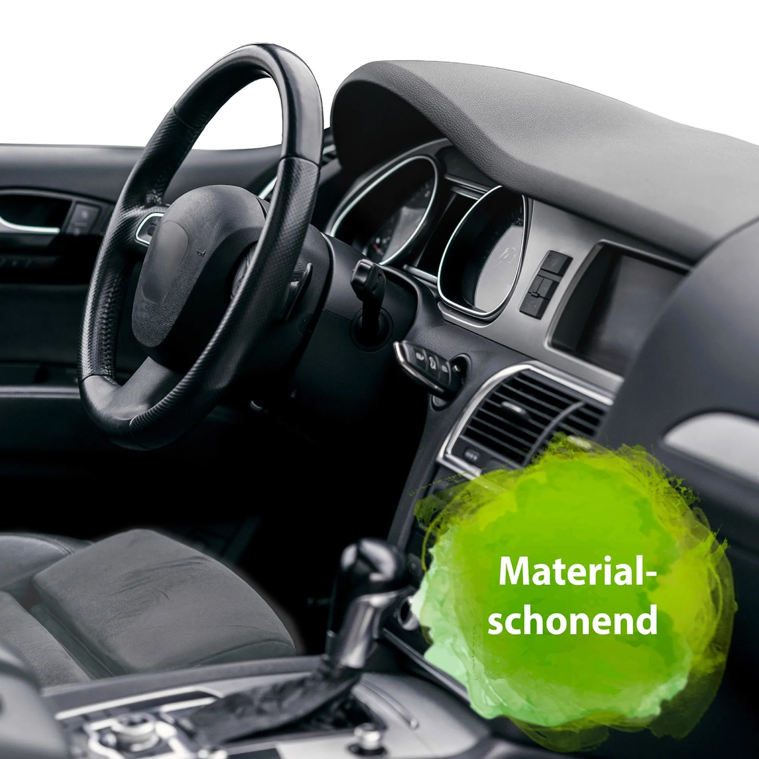 Anwendung des Bactador Auto Innenreiniger Spray im Auto-Cockpit.
