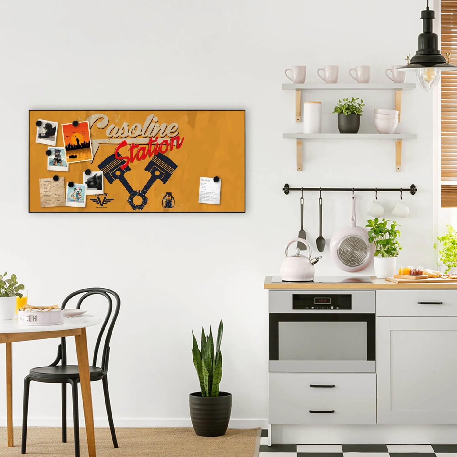 Schwarze Magnettafel 78x37cm mit Benzin-Station Motiv als Wanddekoration mit Magneten.