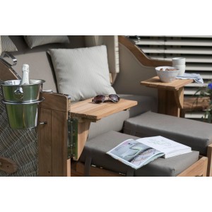 Detailansicht Strandkorb Rantum Teak mit Tisch, Champagnerkühler und Polster.