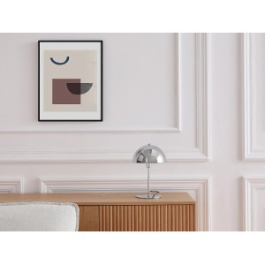 Moderne Vente-unique Tischlampe Ontario in Silber auf Holzkommode. Elegante Innenleuchte mit kuppelförmigem Schirm.