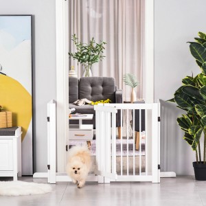 Weißes PawHut Absperrgitter mit Tür und Hund beim Durchgehen. Ideal zur Absicherung von Wohnbereichen.