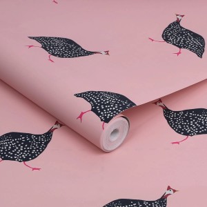 Joules Vliestapete Guinea Fowl Blush Pink: Rosa Tapete mit Perlhuhn-Motiv.