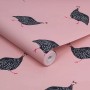 Joules Vliestapete Guinea Fowl Blush Pink: Rosa Tapete mit Perlhuhn-Motiv.
