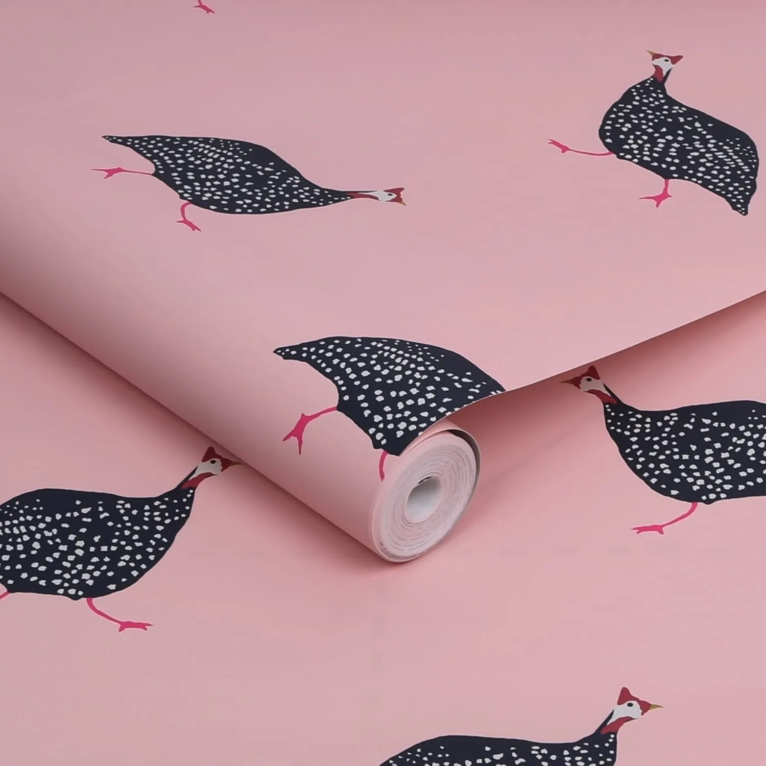 Joules Vliestapete Guinea Fowl Blush Pink: Rosa Tapete mit Perlhuhn-Motiv.