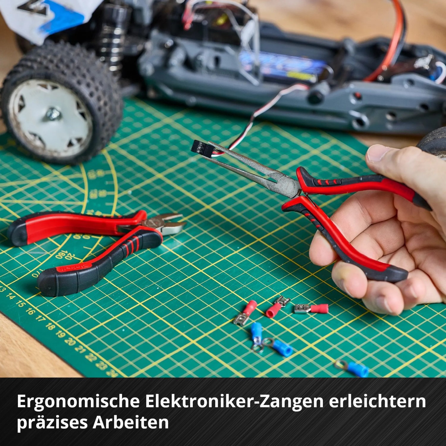Einhell Werkzeugkoffer Hobby: Elektroniker-Zangen im Einsatz, Modellbau im Hintergrund.