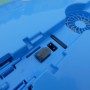 Detailaufnahme des blauen Akku-Poolroboters Orca 300 CL mit Schalter und Lüfter.