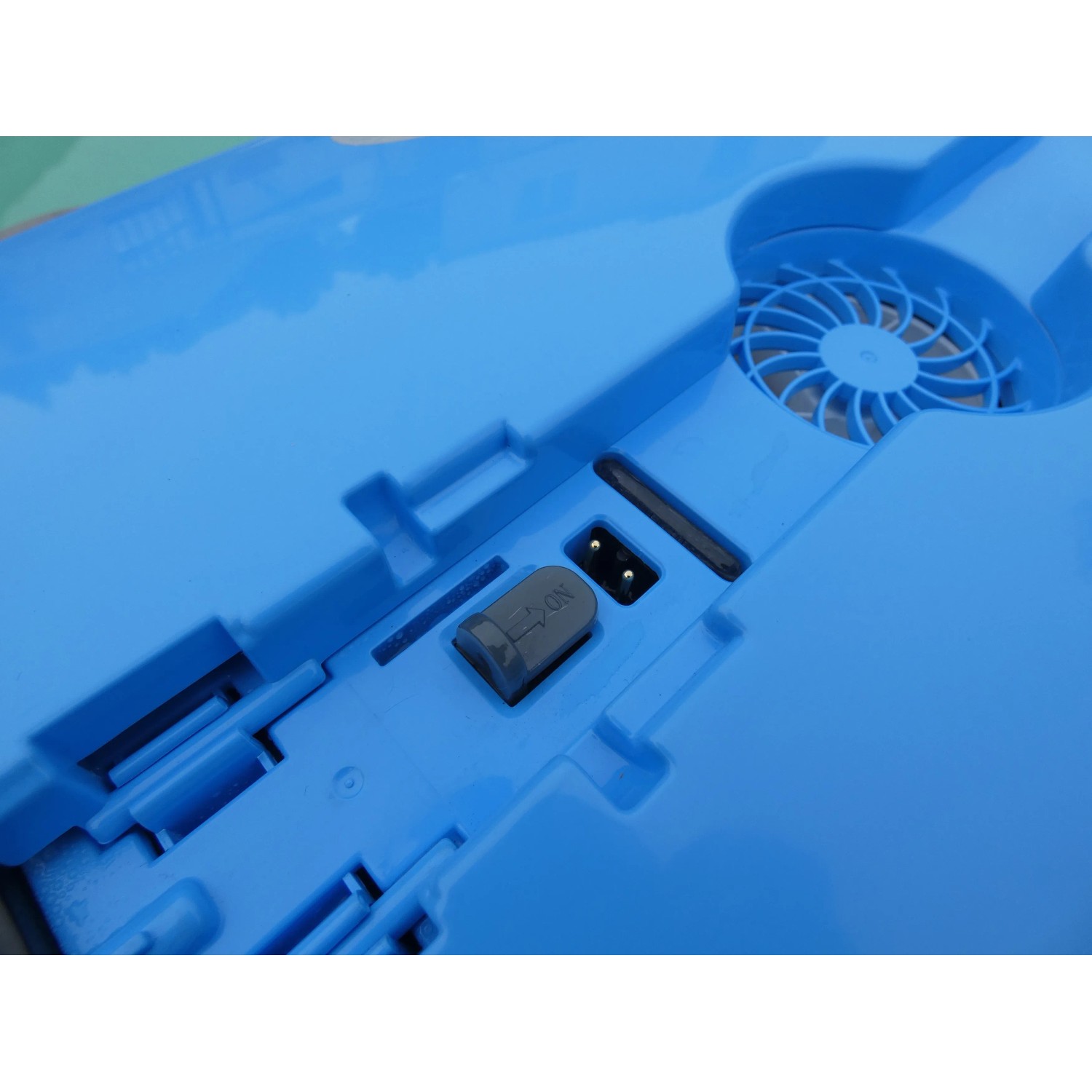 Detailaufnahme des blauen Akku-Poolroboters Orca 300 CL mit Schalter und Lüfter.