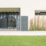 Graue Waterform Regentonne Aqua Tower 650 l vor Hauswand. Regenspeicher für Gartenbewässerung.