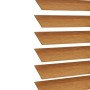 Holzjalousie mit 35mm Lamellen in Walnussholzoptik. Schräg gestellte Holzlamellen zeigen feine Maserung für Fenstervorhänge.