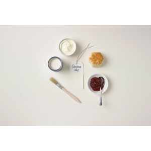 Rust-Oleum Kreidefarbe in Gebrochenes Weiß mit Pinsel, Farbmuster, Marmelade und Scone.