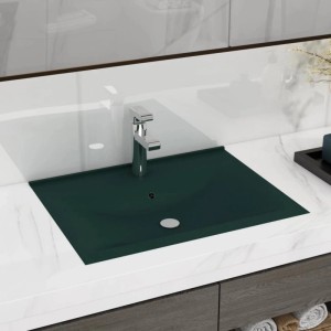 Rechteckiges, matt dunkelgrünes Keramik-Waschbecken mit Hahnloch, in weißer Arbeitsplatte. Modernes Bad-Design.