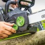 LUX-TOOLS Akku-Kettensäge A-KS-2x20/405 in Nutzung, Detailaufnahme.