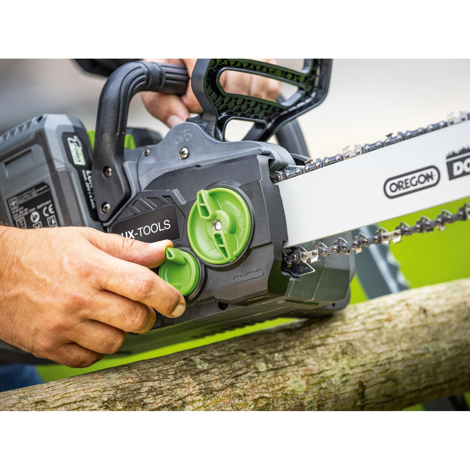 LUX-TOOLS Akku-Kettensäge A-KS-2x20/405 in Nutzung, Detailaufnahme.