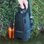 Schmutzwasserpumpe B-TPS 9000 im Einsatz, schwarze Pumpe mit Schwimmer im Wasser.