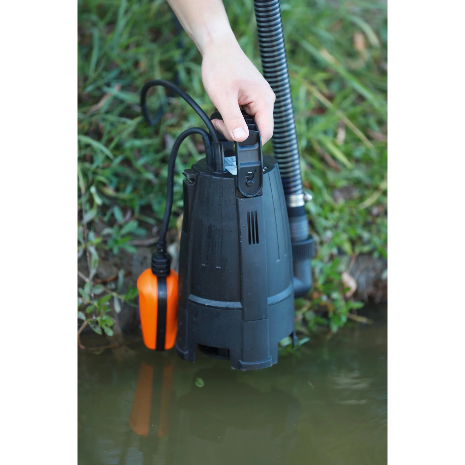 Schmutzwasserpumpe B-TPS 9000 im Einsatz, schwarze Pumpe mit Schwimmer im Wasser.