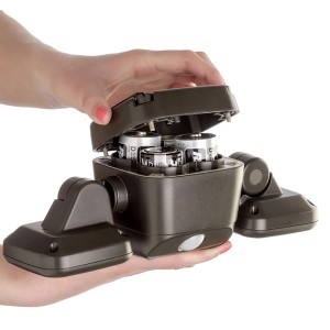 Braune Mr. Beams LED-Außenwandleuchte MB3000 mit Bewegungsmelder, geöffnet mit Batterien.