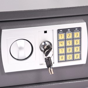 Detailaufnahme: Grauer Panorama24 Tresor mit Zahlenschloss und Schlüssel.