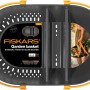 Fiskars Erntekorb Plus, schwarz-orange, mit Fächern zum Sammeln, Waschen und Transportieren von Ernteprodukten.