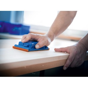 Hand schleift Holz mit LUX Schleifrolle K240 und Schleifklotz. Schleifmittel für feine Arbeiten.