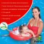 Kind mit Freds Swim Academy Schwimmreifen Classic Rot im Wasser, sichere Schwimmhilfe für Babys und Kleinkinder.