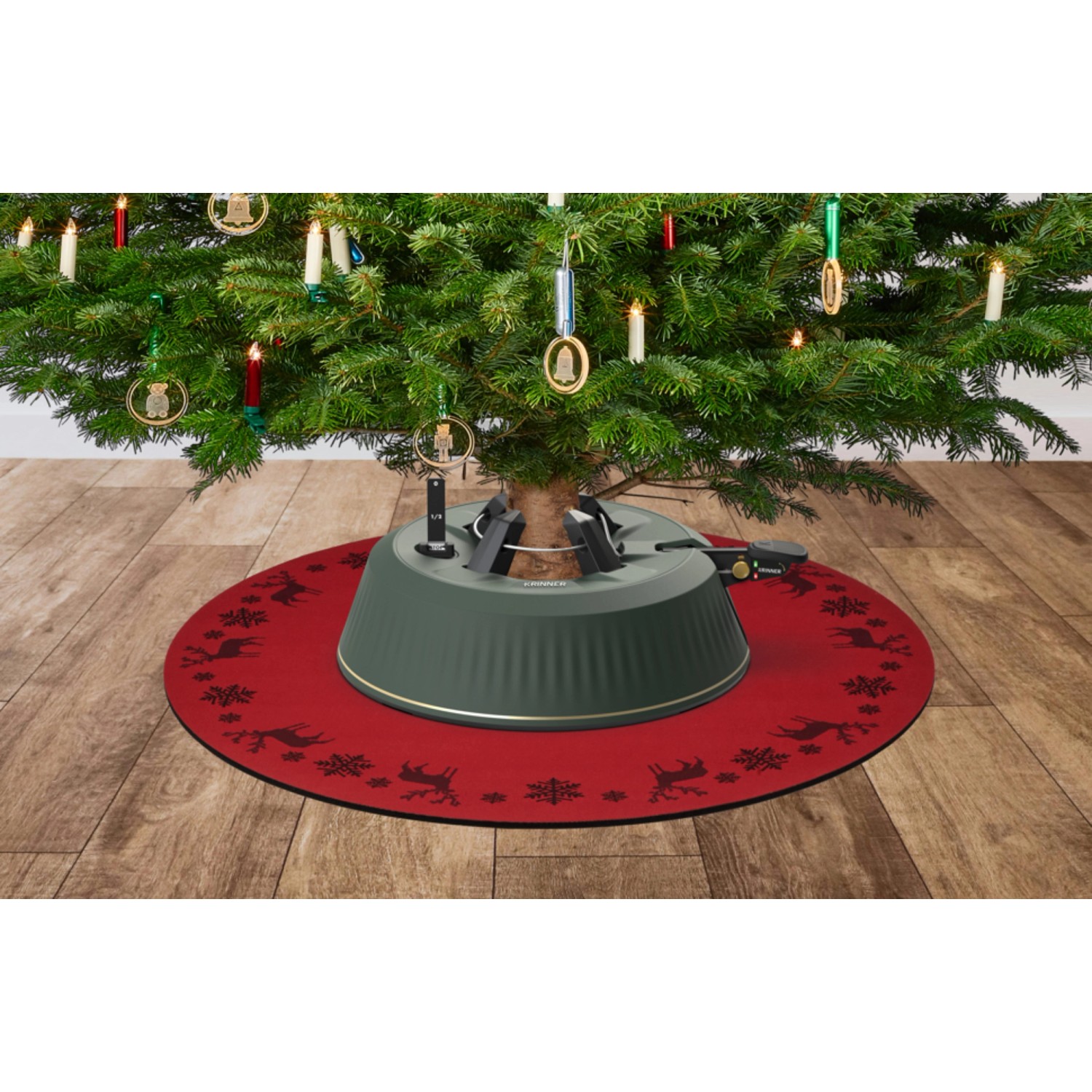 Rote Krinner Weihnachtsbaum-Unterlegdecke (Ø 60cm) unter Weihnachtsbaumständer und geschmücktem Baum.