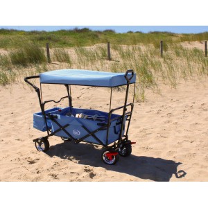 Blauer, faltbarer Axi Bollerwagen AB210 mit Dach auf Sandstrand. Ideal für Spiel & Spaß.