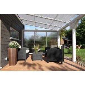 Skan Holz Seitenwand mit Polycarbonatplatten an Douglasie Terrassenüberdachung.