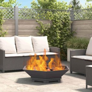 Schwarze vidaXL Feuerstelle (100x100x28 cm) aus Stahl mit brennendem Feuer im Garten.