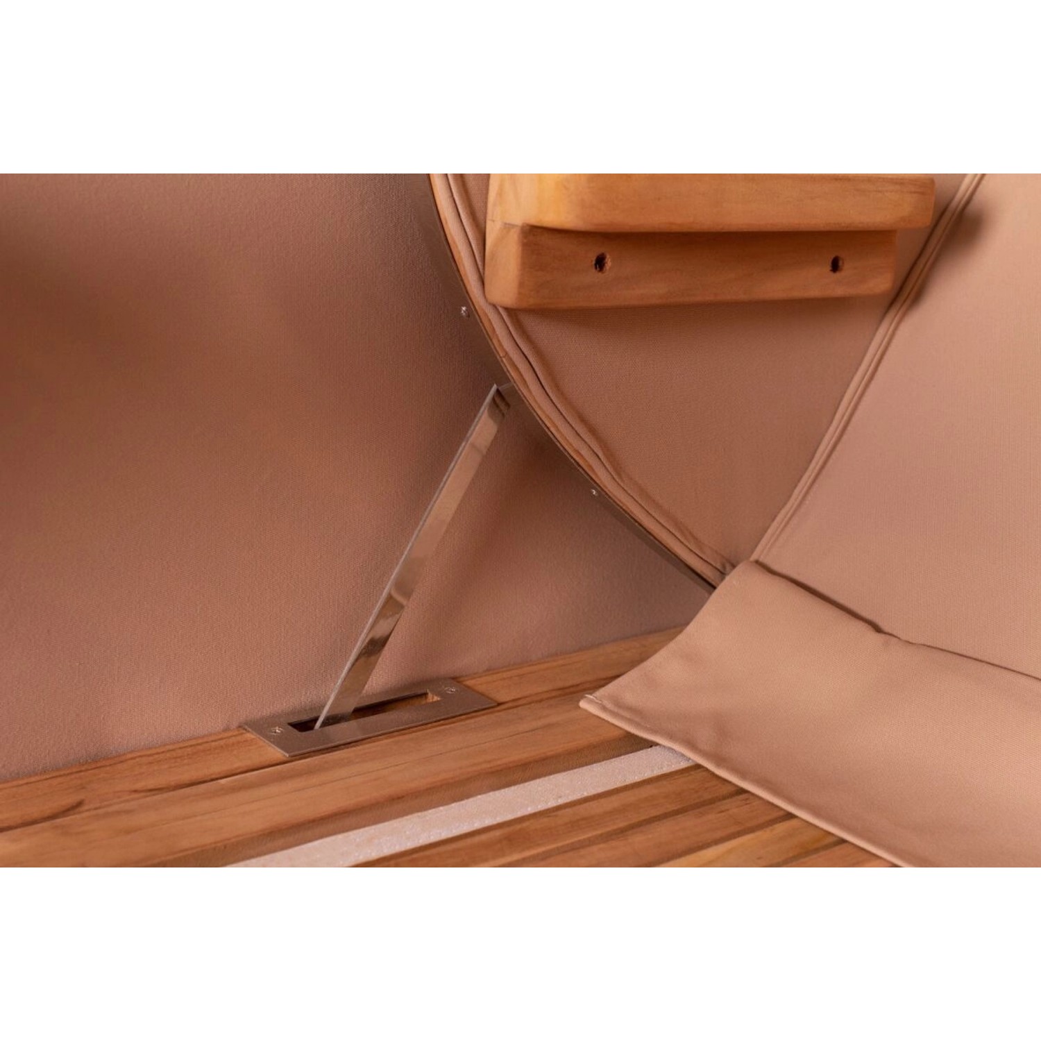 Detailaufnahme: Liftersystem des Teak Strandkorbs Ammersee Grande XL, PE Shell, für verstellbare Rückenlehne.