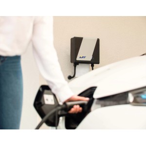 LRT Wallbox Home Line Essential+ 11 KW Ladestation beim Laden eines Elektroautos.