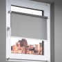 Graues My Deco Rollo Verspannt Flex, 70x130 cm, am Fenster für Sichtschutz und stufenlose Höhenverstellung.