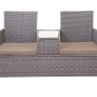 Graue Poly-Rattan Gartenbank mit Tisch und creme-farbenen Kissen.