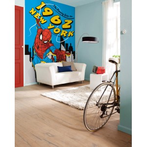 Komar Vliesfototapete Spider-Man 1962 im Wohnraum mit Sofa und Fahrrad.