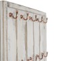 Weißes MCW Wandregal Monaco mit 15 Haken im Shabby-Look für Tassen und Küchenutensilien.