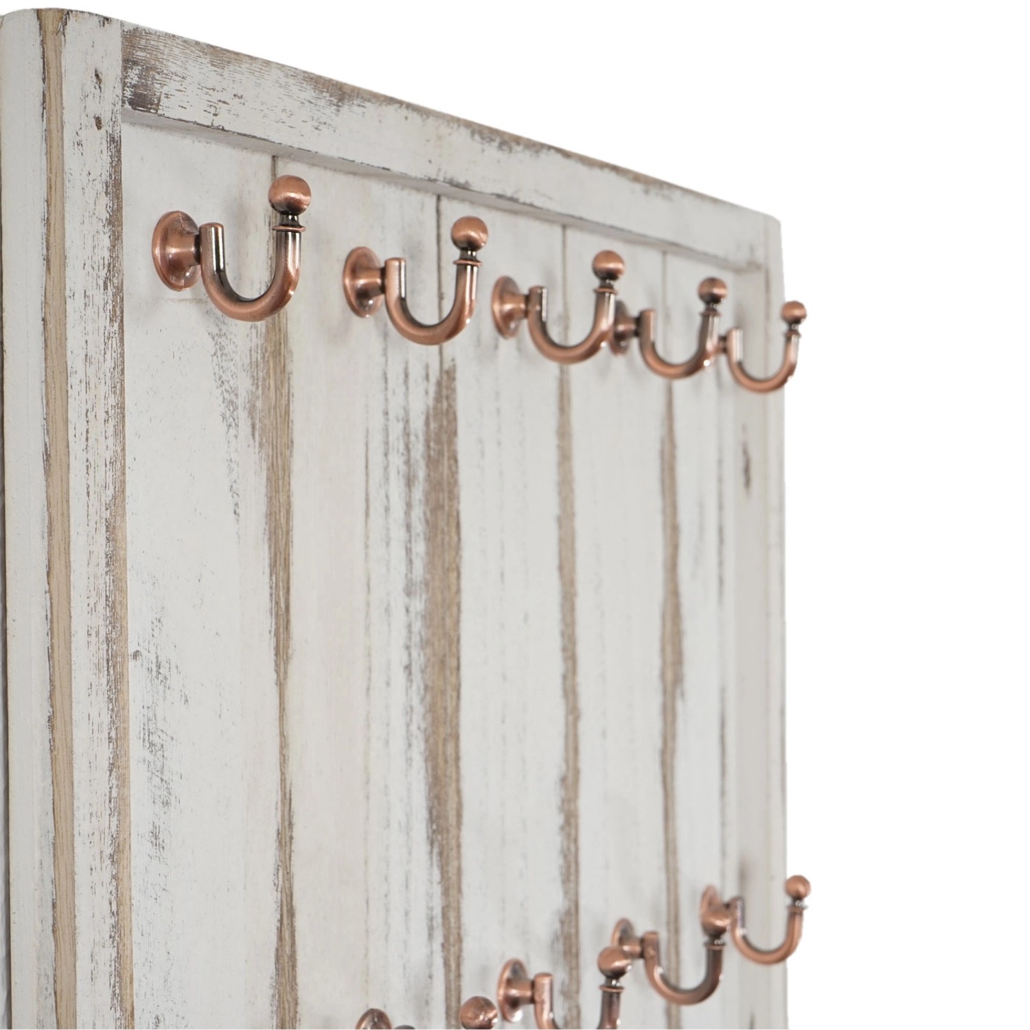 Weißes MCW Wandregal Monaco mit 15 Haken im Shabby-Look für Tassen und Küchenutensilien.