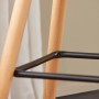 Nahaufnahme der hellen Kautschukholzbeine und der dunklen Eisen-Fußstütze eines SoBuy Barhockers. Stabile Verbindung.