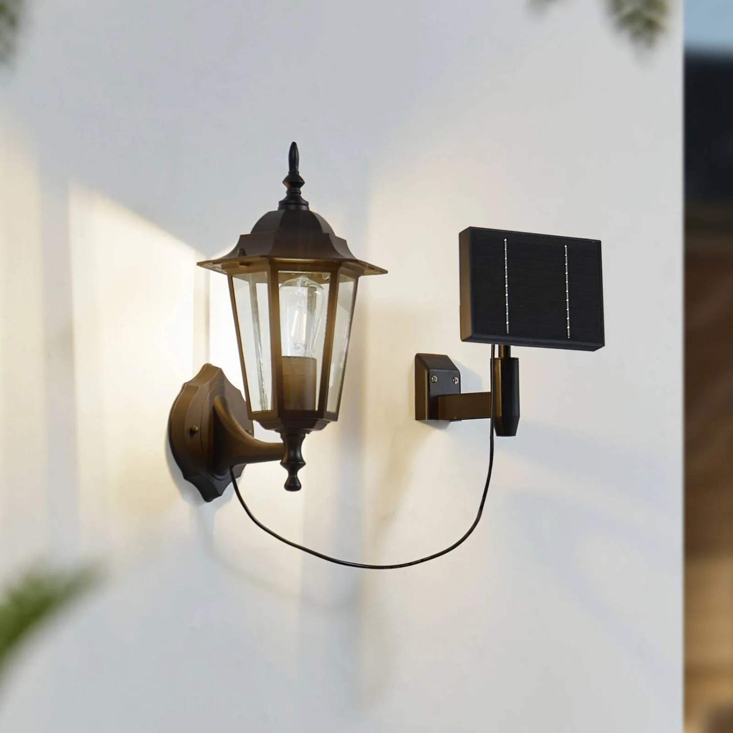 Schwarze Lindby LED Solar Laterne Sayata für den Außenbereich, spritzwassergeschützt und modern.