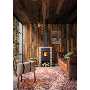 Haas+Sohn Kaminofen Tirol, Keramik grün-weiß, 6 kW im Wohnraum mit Holzdekor und Ledersofa.