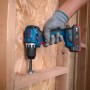 Bosch Professional Akku-Bohrschrauber GSR18V-52 bohrt in Holz. Kompaktes 18V Akkugerät für präzise Arbeiten.