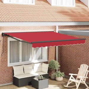 Rote einziehbare Markise (350x250 cm) aus Polyester/Metall über Fenster auf Terrasse. Sonnenschutz.
