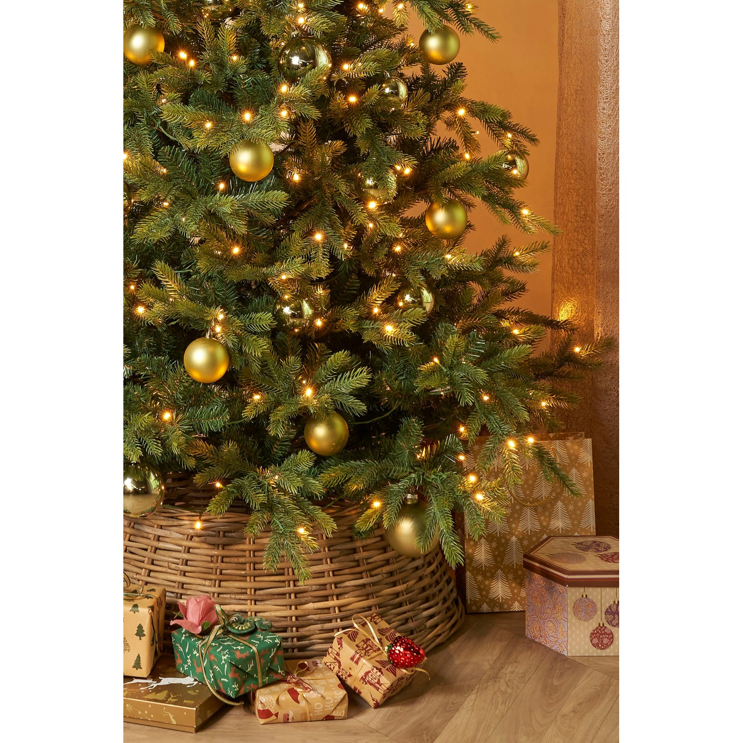 Geschmückter, künstlicher Black Box Trees Weihnachtsbaum Grimshaw, 215 cm, mit goldenen Kugeln und Geschenken.