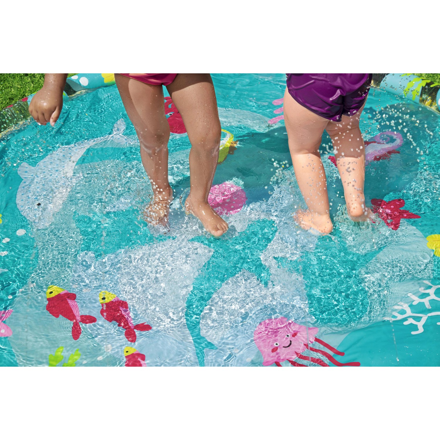Bestway Wassermatte Underwater Ø 165 cm mit spielenden Kindern im Wasser.
