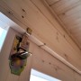 Detailaufnahme: Verschlussriegel an Holztür vom weka Gartenhaus Taro A.