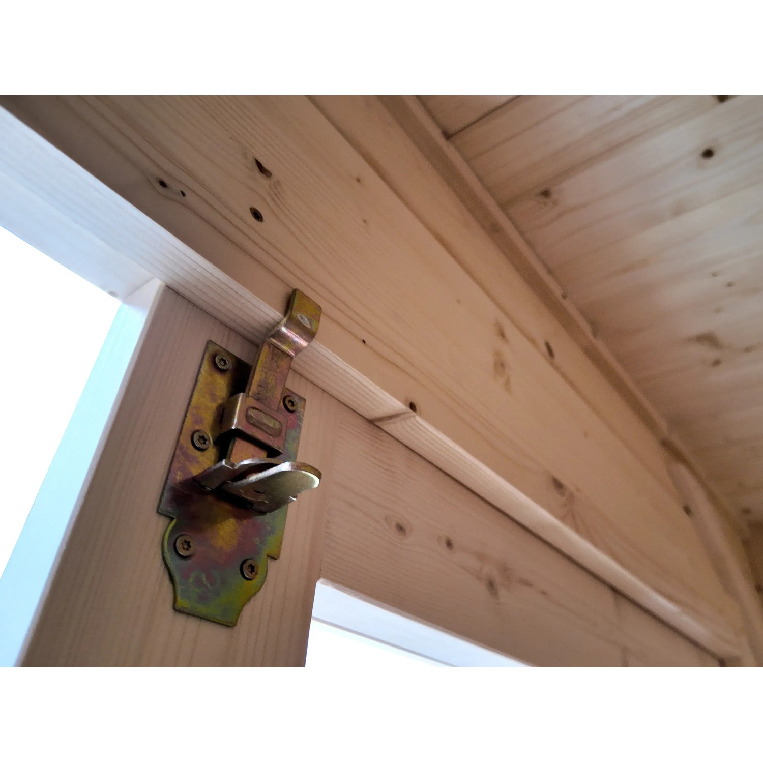 Detailaufnahme: Verschlussriegel an Holztür vom weka Gartenhaus Taro A.