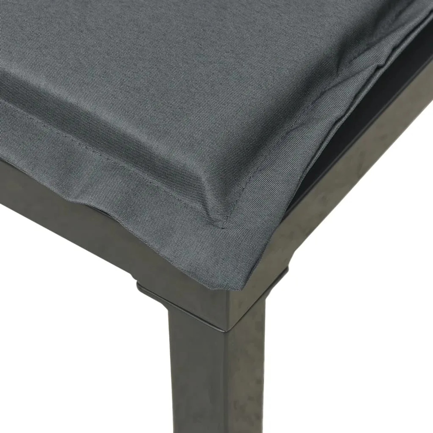 Detailaufnahme: Graues Sitzkissen auf schwarzem Gartenmöbel des vidaXL Lounge-Sets.