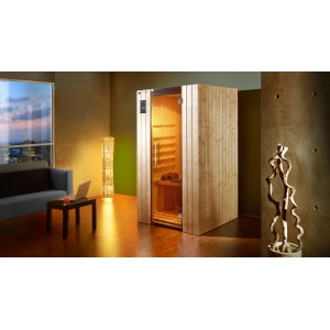 Weka Infrarotkabine Ranua 1 mit wekaTherm-Flächenstrahler und Glastür in Wohnraum-Szene.