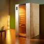 Weka Infrarotkabine Ranua 1 mit wekaTherm-Flächenstrahler und Glastür in Wohnraum-Szene.